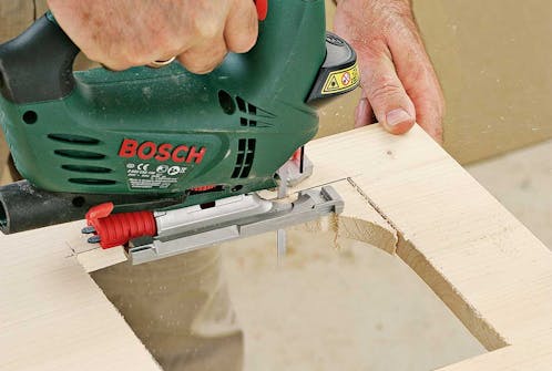 Så här sågar du en fyrkant med sticksåg: Såga in i alla hörn så att vinklarna blir räta och hålet fyrkantigt Så här sågar du en fyrkant med sticksåg: Såga in i alla hörn så att vinklarna blir räta och hålet fyrkantigt